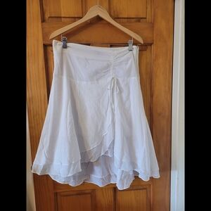 Mandorla Italia Chic White High-Low Skirt